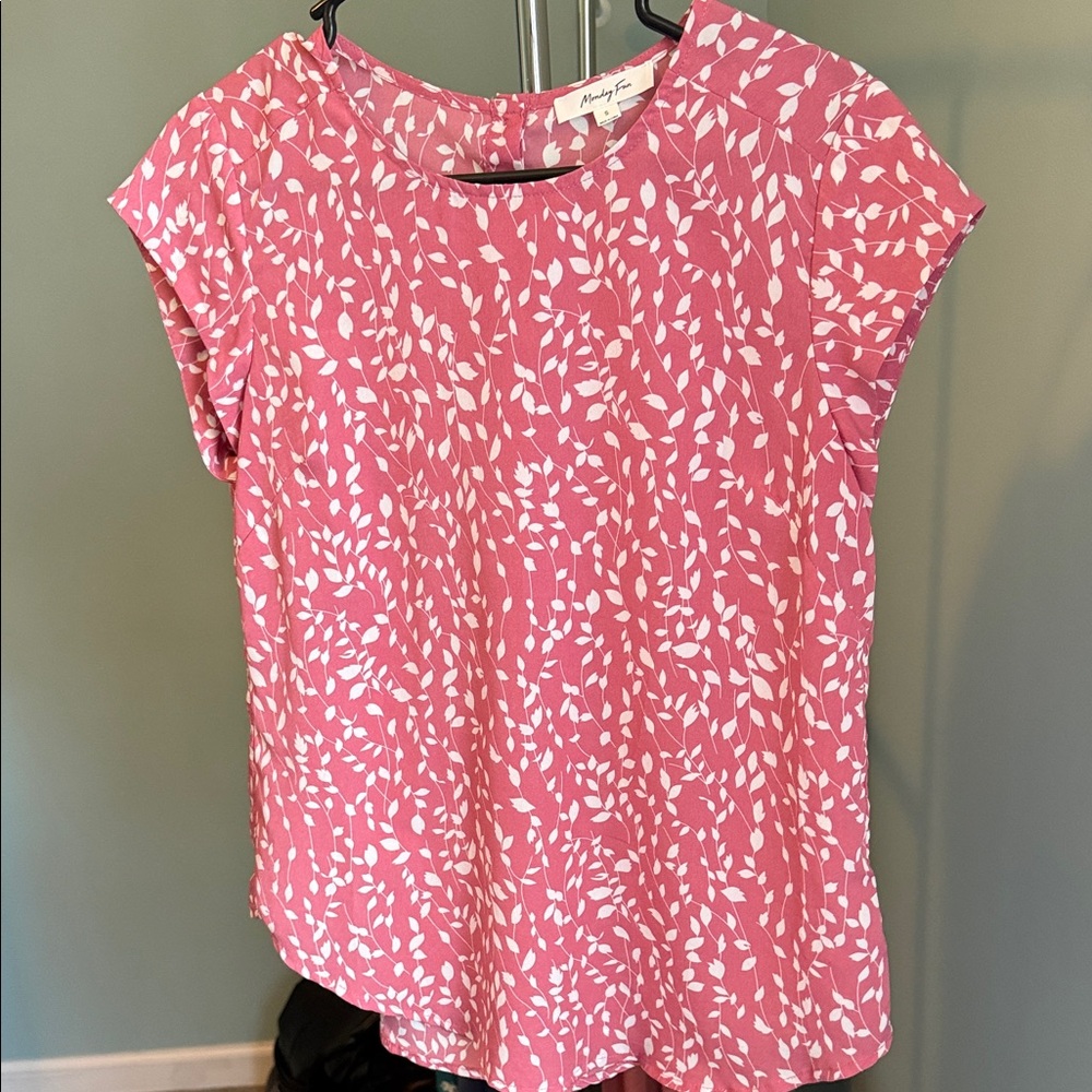 Stylish Pink and White Leaf Pattern Blouse